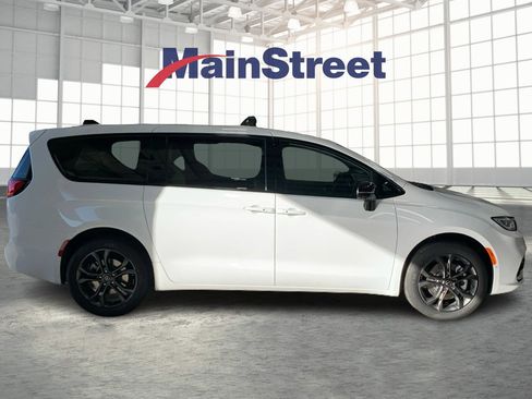 New 2026 Chrysler Pacifica Select image 6