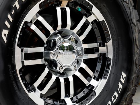 Used 2010 HUMMER H3T Adventure image 19