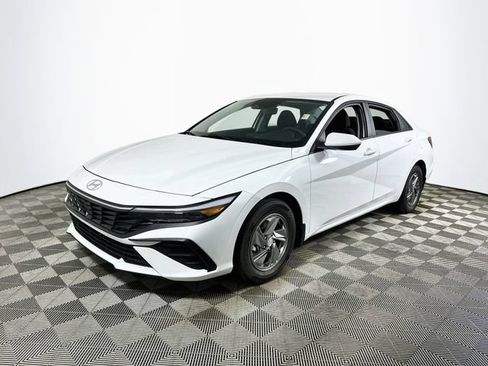 Used 2025 Hyundai Elantra SE FWD image 7