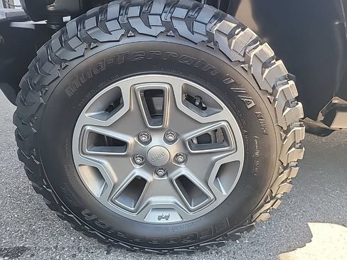 Used 2017 Jeep Wrangler Unlimited Rubicon w/ Connectivity Group AWD/4WD image 10