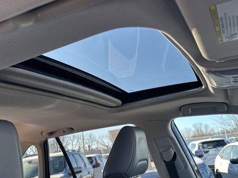 Used 2021 Toyota RAV4 XLE Premium image 16