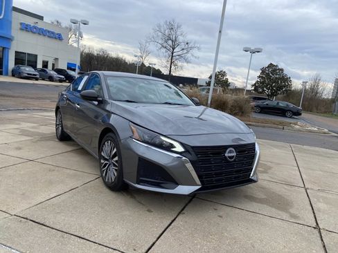 Used 2024 Nissan Altima 2.5 SV image 2