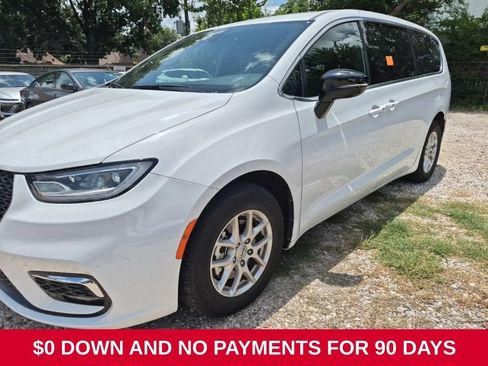 Used 2025 Chrysler Pacifica Select FWD image 1