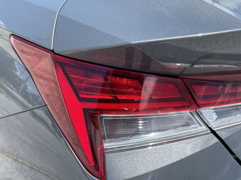 New 2025 Hyundai Elantra Limited FWD image 17