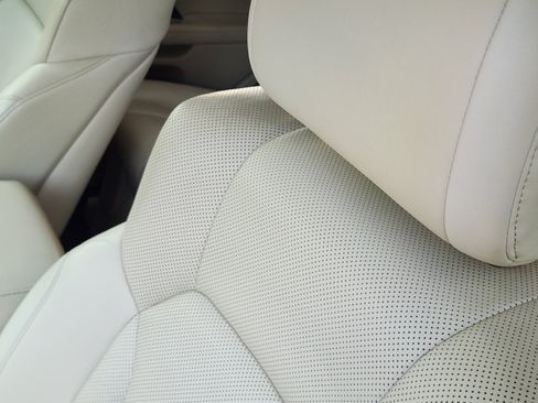Used 2021 Lexus LX 570 4WD w/ Luxury Package image 8