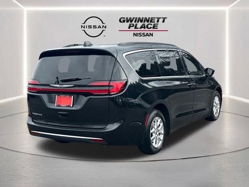 Used 2022 Chrysler Pacifica Touring-L image 5