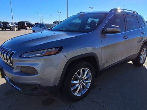 Used 2017 Jeep Cherokee Limited image 4