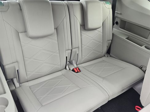 Certified 2025 Volkswagen Atlas SE image 18