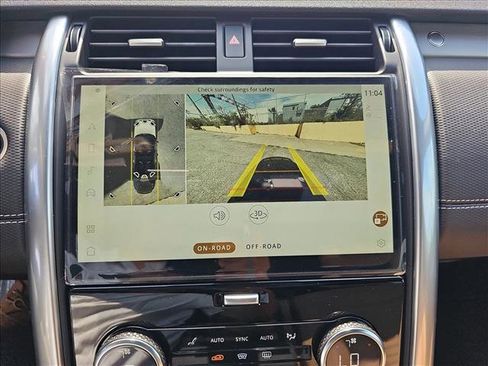 Used 2024 Land Rover Discovery Dynamic SE image 13
