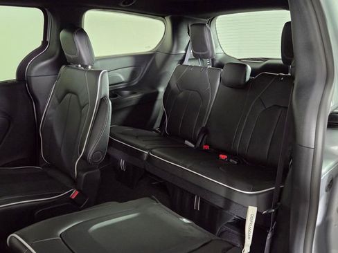 New 2026 Chrysler Pacifica Limited image 31