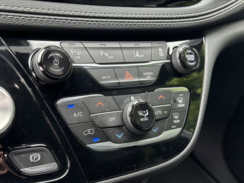 Used 2022 Chrysler Pacifica Touring-L w/ Uconnect Theater Family Group FWD image 12