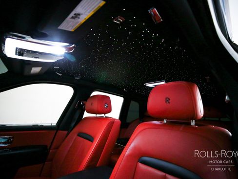 Used 2021 Rolls-Royce Cullinan Black Badge image 12