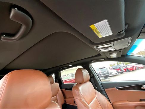 Used 2019 Kia Sorento SX image 12