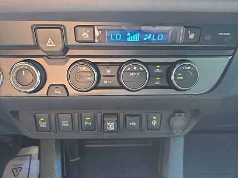 Used 2022 Toyota Tacoma TRD Sport w/ TRD Premium Sport Package AWD/4WD image 30