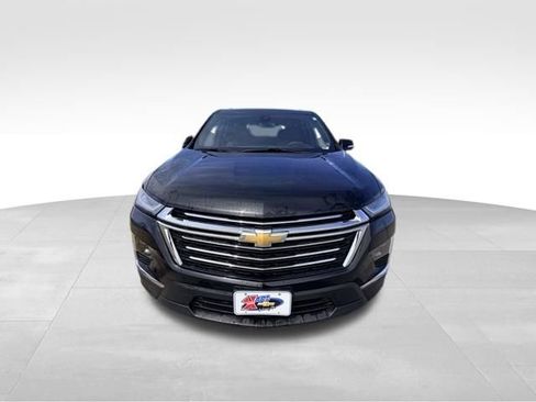Used 2023 Chevrolet Traverse LT image 3