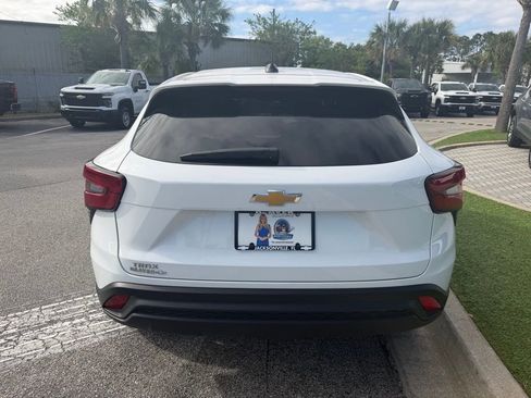 Used 2025 Chevrolet Trax LS FWD image 5