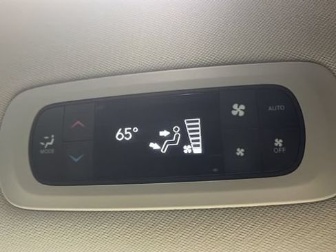 Used 2023 Chrysler Pacifica Touring-L FWD image 34