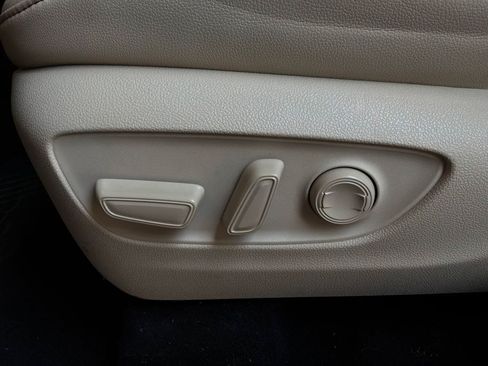 Used 2020 Toyota Highlander Limited FWD image 11