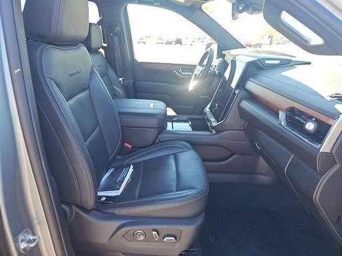 Used 2025 GMC Yukon XL Denali AWD/4WD image 7