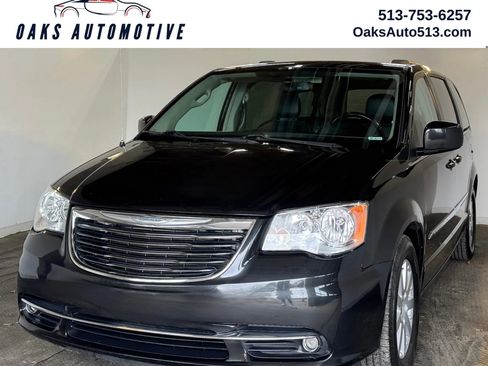 Used 2015 Chrysler Town & Country Touring image 1