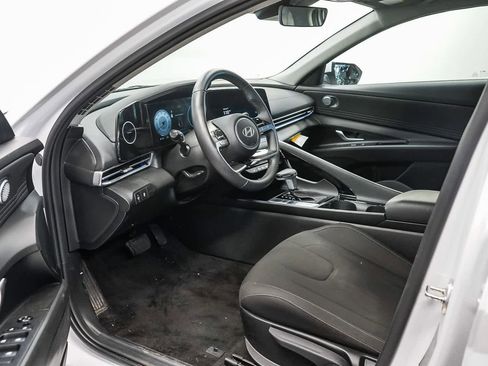 Used 2025 Hyundai Elantra SEL image 18