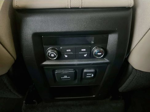 Used 2022 Chevrolet Traverse Premier AWD/4WD image 27