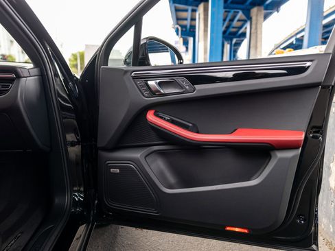 Certified 2025 Porsche Macan AWD/4WD image 41