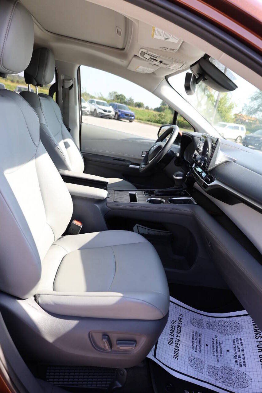 Used 2021 Toyota Sienna XLE FWD image 15