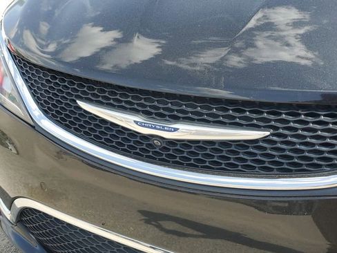 Used 2017 Chrysler Pacifica Limited image 5