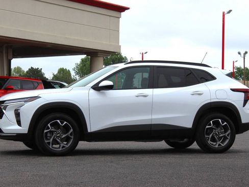 Used 2025 Chevrolet Trax LT FWD image 6