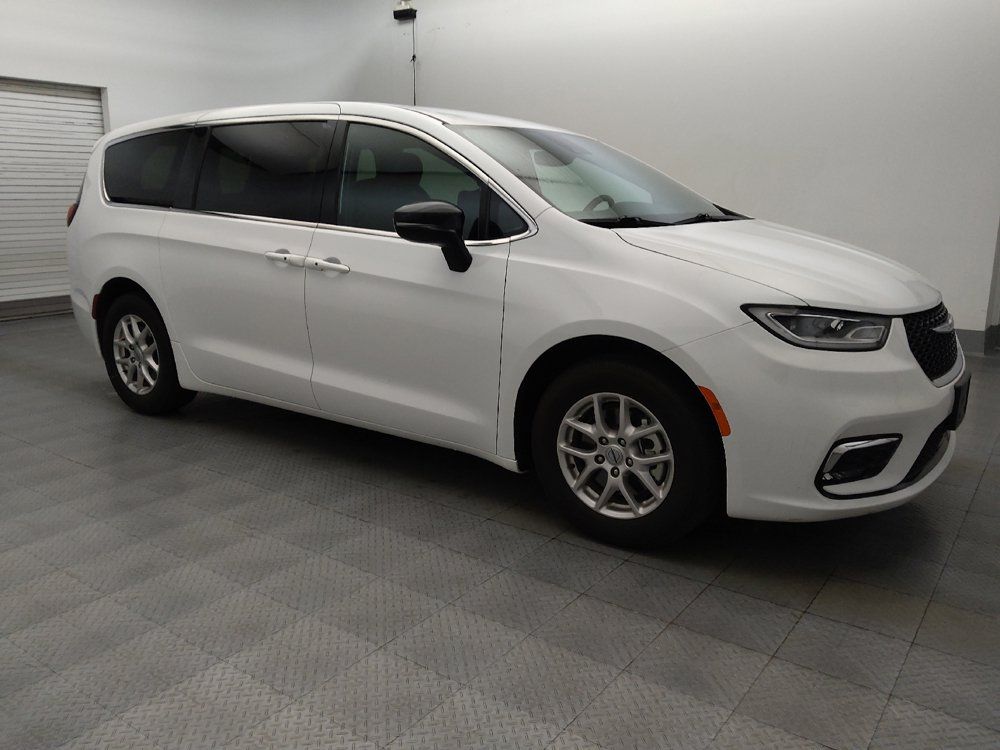 Used 2024 Chrysler Pacifica Touring FWD image 11