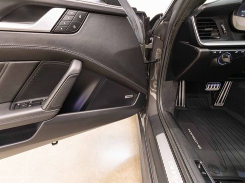 Used 2022 Porsche 911 Turbo image 33