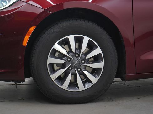 Used 2021 Chrysler Pacifica Touring-L image 30