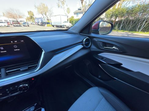 Used 2025 Chevrolet Trax LT image 33