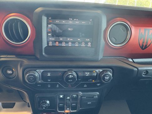 Used 2020 Jeep Gladiator Rubicon image 16