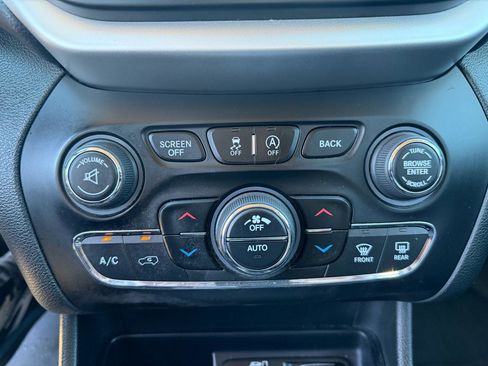 Used 2015 Jeep Cherokee Trailhawk w/ Comfort/Convenience Group image 12