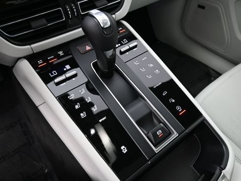 Certified 2025 Porsche Macan AWD/4WD image 23
