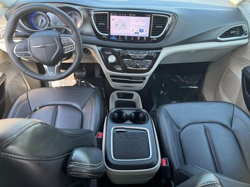 Used 2024 Chrysler Pacifica Touring-L image 12