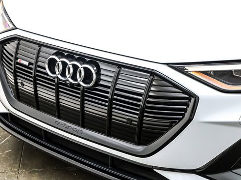 Used 2022 Audi e-tron Premium w/ Convenience Plus Package image 14