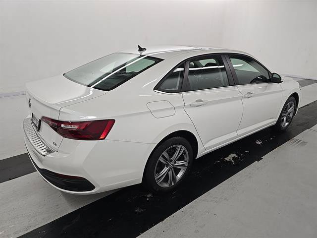 Used 2024 Volkswagen Jetta SE w/ Panoramic Sunroof Package FWD image 3