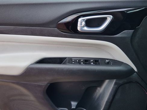 Used 2025 Jeep Compass Limited image 30