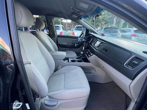 Used 2019 Kia Sedona LX image 12