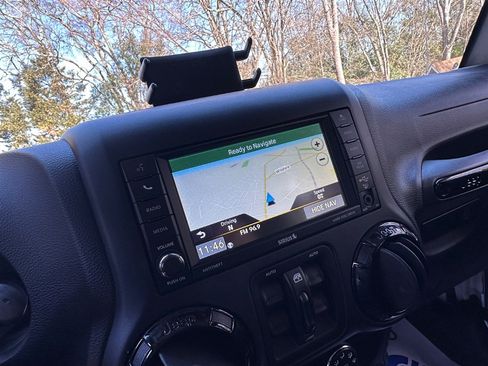 Used 2017 Jeep Wrangler Unlimited Sahara image 35