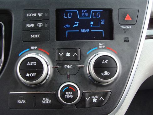 Used 2019 Toyota Sienna XLE w/ XLE Navigation Package FWD image 24