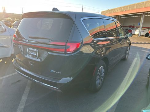 Used 2023 Chrysler Pacifica Touring-L image 4