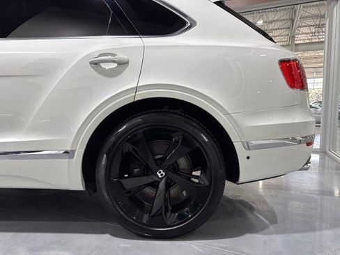 Used 2018 Bentley Bentayga AWD/4WD image 19