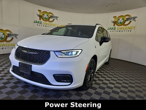 Used 2024 Chrysler Pacifica Premium FWD image 3