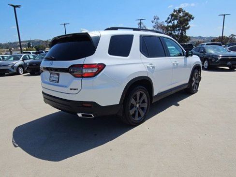 Used 2025 Honda Pilot Sport image 8