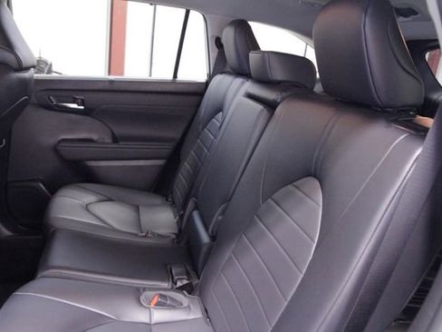 Used 2022 Toyota Highlander XLE AWD/4WD image 17