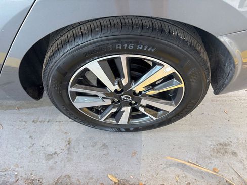 Used 2025 Nissan Versa SV image 30